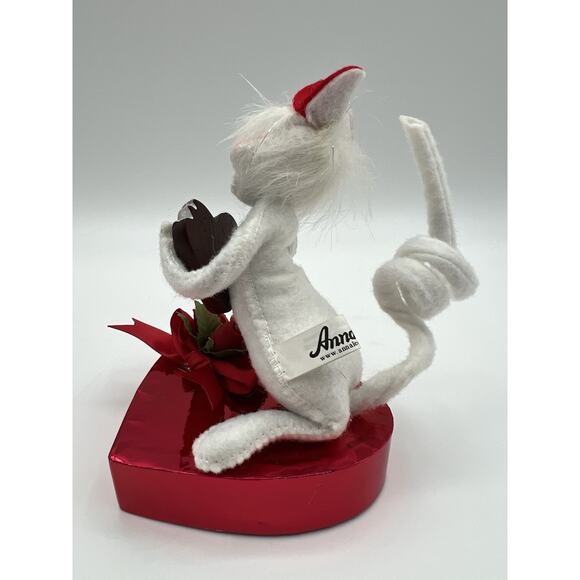 Annalee Doll 2007 Sweet on You Valentine’s Day Mouse with Chocolate & Roses 5” - Picture 6 of 9